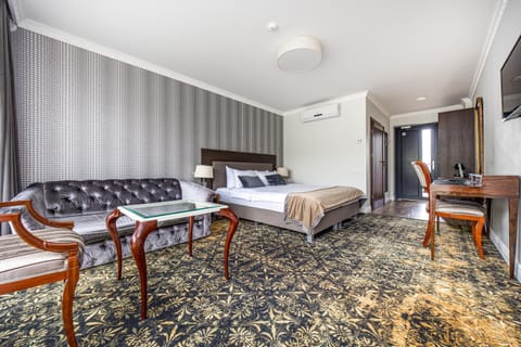 Bed, Living room, Photo of the whole room, Bedroom, air conditioner