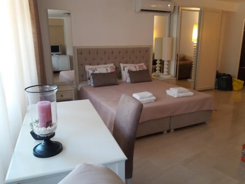 Bed, Photo of the whole room, Decorative detail, Bedroom, towels