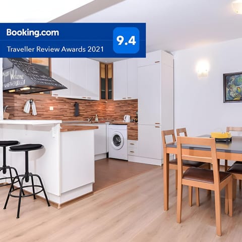 Coffee/tea facilities, Kitchen or kitchenette, Dining area, washing machine