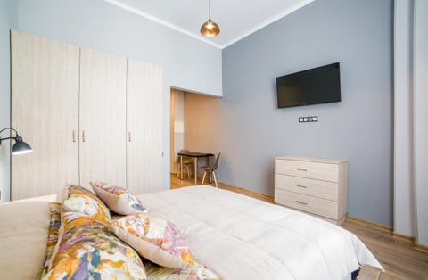 Bed, TV and multimedia, Seating area, Bedroom