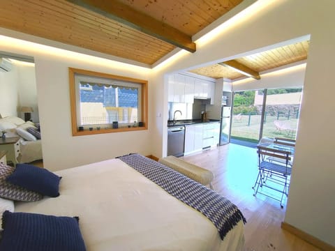 Bed, Kitchen or kitchenette, Photo of the whole room, Bedroom, minibar