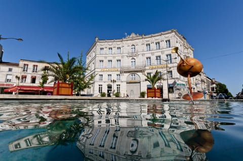 Property building, Day, Swimming pool