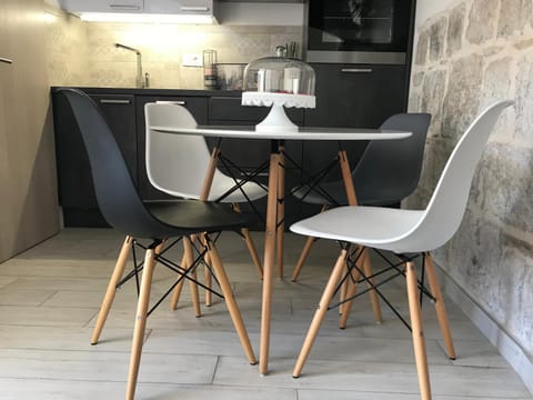 Kitchen or kitchenette, Seating area, Dining area