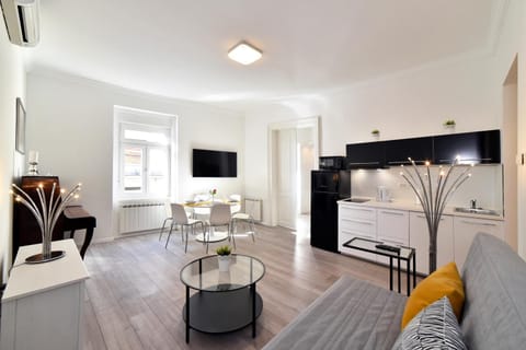 Coffee/tea facilities, Kitchen or kitchenette, Living room, Dining area