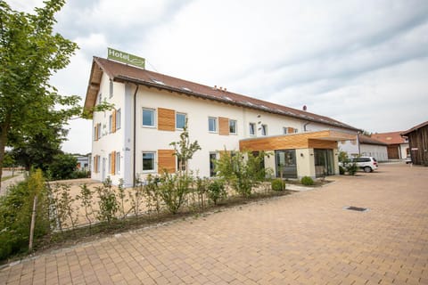 Property building, Day, Neighbourhood, Street view, Parking