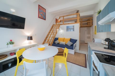 TV and multimedia, Kitchen or kitchenette, Seating area