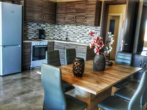 Kitchen or kitchenette, Living room, Seating area, Dining area