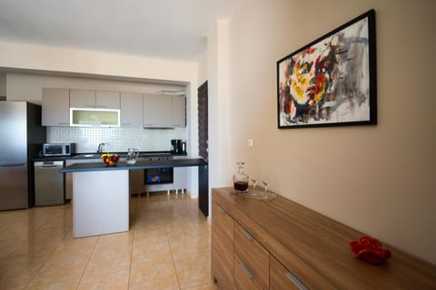 Kitchen or kitchenette, Dining area, oven, pet friendly, stove