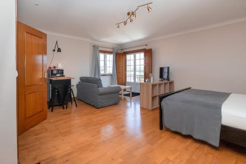 TV and multimedia, Seating area, Bedroom