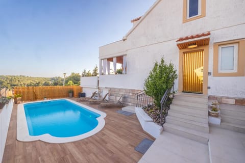 Property building, Patio, Day, Pool view, Swimming pool, sunbed