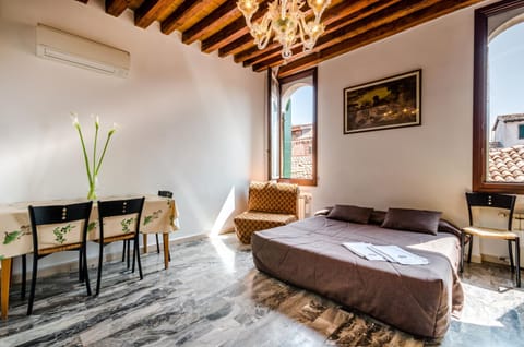 TV and multimedia, Living room, Seating area, Bedroom