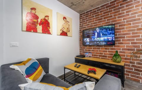 TV and multimedia, Living room, Decorative detail, Seating area