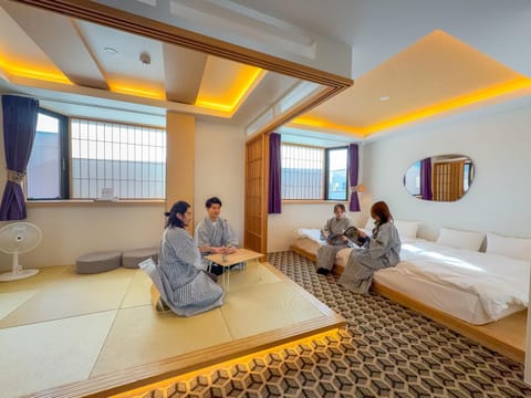 Bed, People, TV and multimedia, Living room, Photo of the whole room, Bedroom, Guests, children, children, young children, young children, older children, older children, group of guests, group of guests, Family, Family, furniture