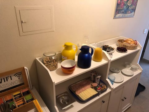 Food and drinks, Breakfast, Continental breakfast