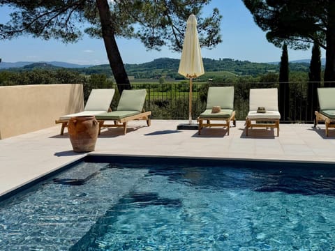 Patio, Swimming pool, sunbed