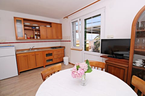 TV and multimedia, Kitchen or kitchenette, Living room, Seating area, Dining area
