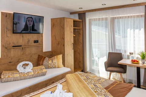 TV and multimedia, Seating area, Bedroom