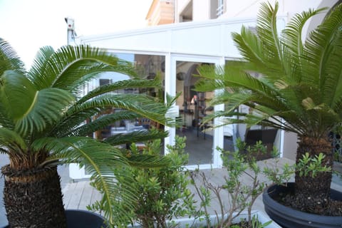 Restaurant/places to eat, Facade/entrance