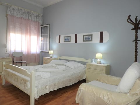 Bed, Seating area, Bedroom