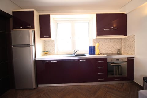 Kitchen or kitchenette, minibar, stove
