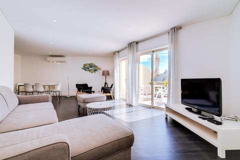 Communal lounge/ TV room, TV and multimedia, Living room