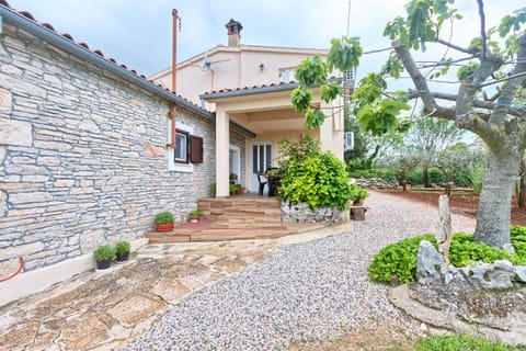 Property building, Patio, Facade/entrance, Garden
