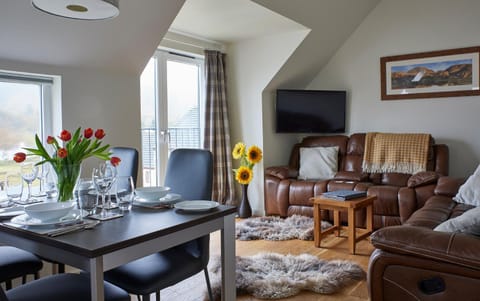 TV and multimedia, Living room, Decorative detail, Seating area, Dining area, Diving