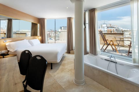 Bed, Hot Tub, Balcony/Terrace
