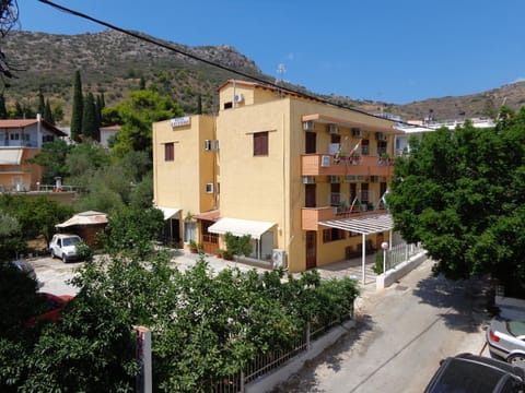 Facade/entrance, Area and facilities