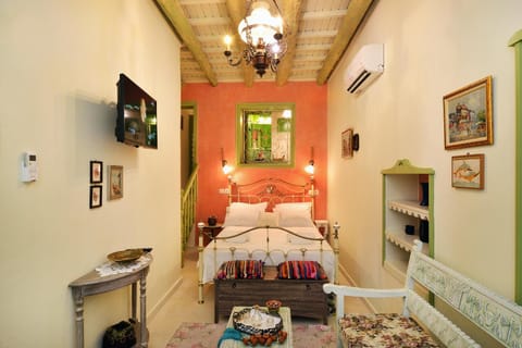 Bed, TV and multimedia, Living room, Bedroom, air conditioner