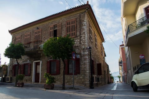 Traditional house of 1898 in the heart of old town of Nafplio Apartment in Nafplion