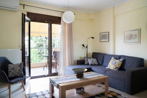 Bed, Balcony/Terrace, Living room, Photo of the whole room, Decorative detail, Decorative detail, Seating area, Quiet street view