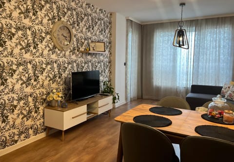 TV and multimedia, Living room, Seating area, Dining area, Evening entertainment