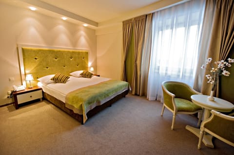 Bed, Decorative detail, Seating area