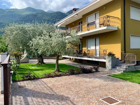 Property building, Facade/entrance, Bird's eye view, Garden, Garden view, Mountain view, Area and facilities