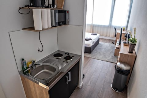 Coffee/tea facilities, Kitchen or kitchenette, stove