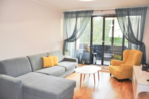 TV and multimedia, Living room, Photo of the whole room, Quiet street view