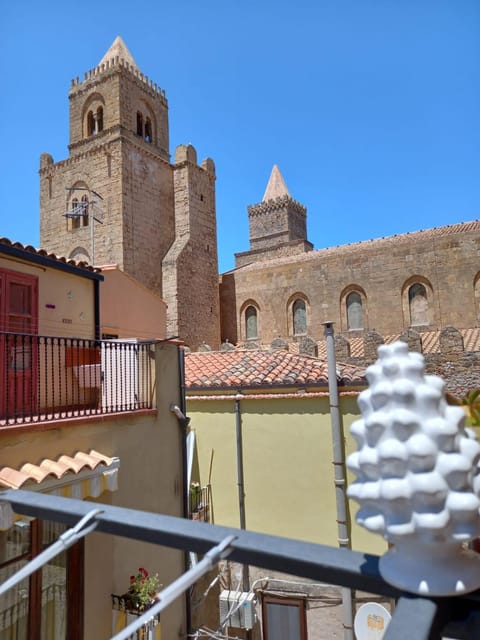 Nearby landmark, Neighbourhood, View (from property/room), Balcony/Terrace, City view, Street view, Quiet street view