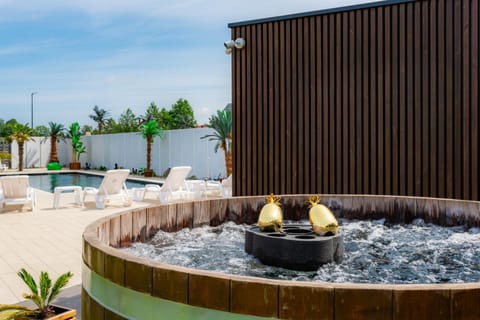 Natural landscape, Hot Tub, Pool view, Swimming pool