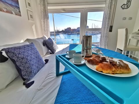 Bedroom, Landmark view, Sea view