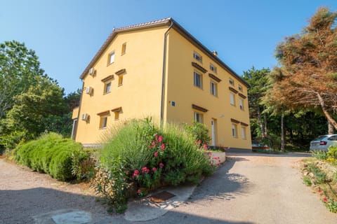 Property building, Spring, Day, Garden, Garden view, Parking