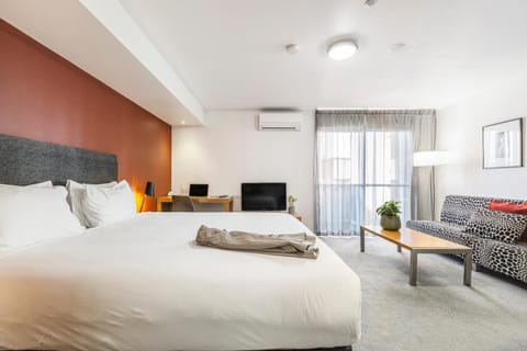 Bed, Seating area, Bedroom, Location, heating