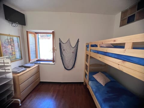 Bedroom, bunk bed