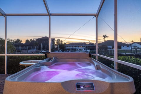 Villa Sunset Point, Cape Coral House in Cape Coral