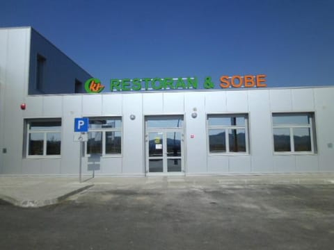 Facade/entrance