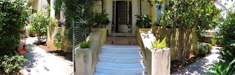 Property building, Garden, Garden, Balcony/Terrace, Decorative detail, Garden view, Street view