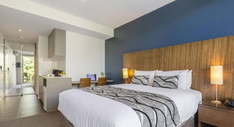 Bed, Kitchen or kitchenette, Bedroom
