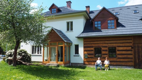 Property building, Facade/entrance, Spring, Day, Natural landscape, Garden, Garden, Garden view, Garden view