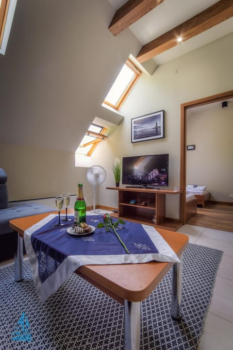 Living room, Seating area, Drinks, Alcoholic drinks
