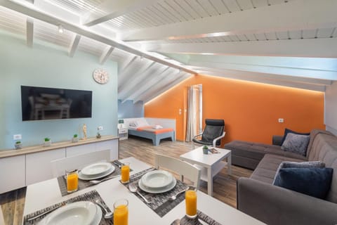 Bed, TV and multimedia, Living room